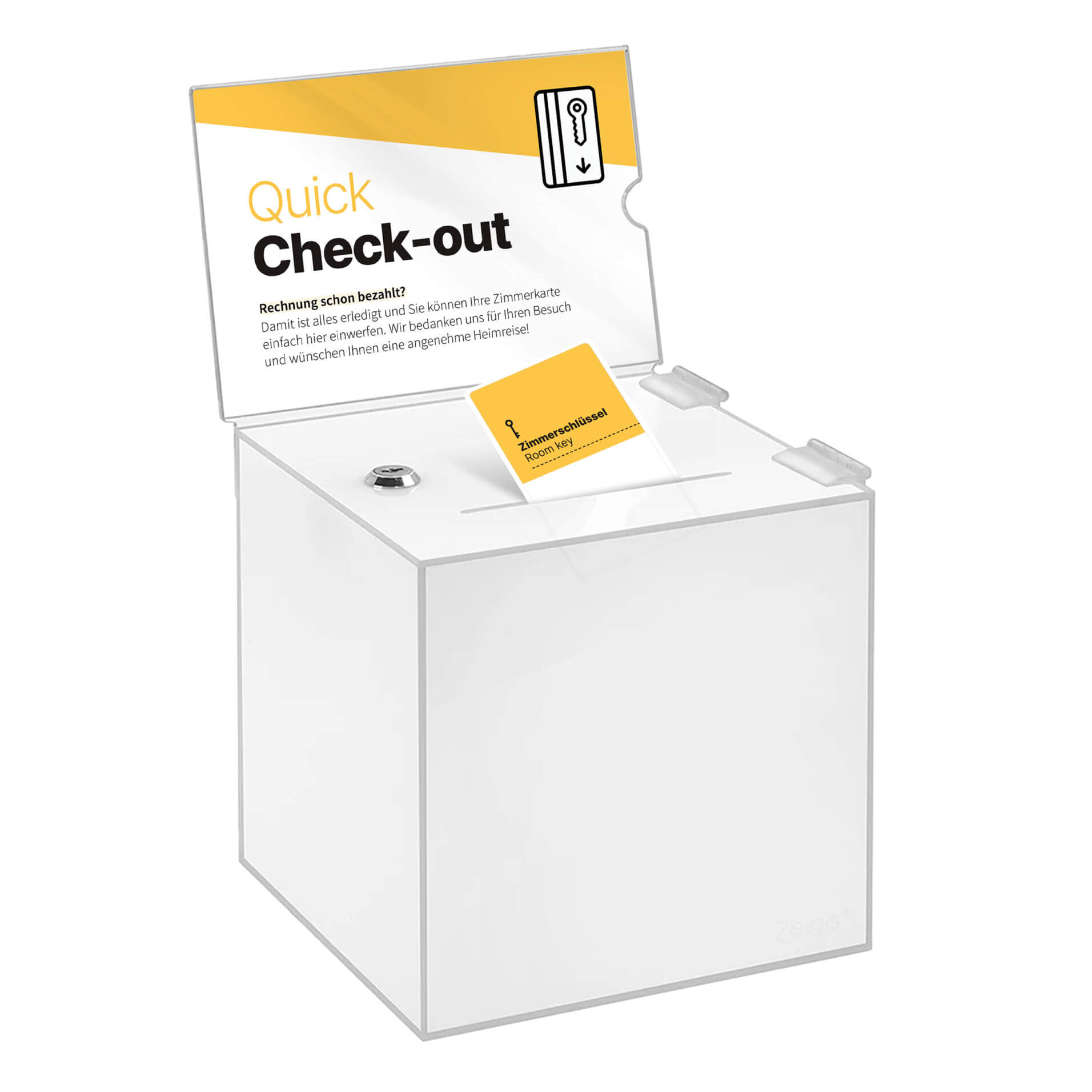 Transparente Acrylbox in der Farbe Kurkuma mit Einwurfschlitz für Zimmerkarten, beschriftet mit ‚Quick Check-out‘. Auf dem Schild befindet sich ein Hinweis, dass die Zimmerkarte bei bereits bezahlter Rechnung hier eingeworfen werden kann. Beispielhaft wird eine Zimmerkarte in der Farbe Kurkuma eingeworfen.